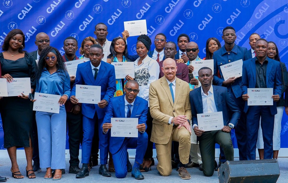 Remise des diplômes au centre de langues, les apprenants tiennent leur certificat